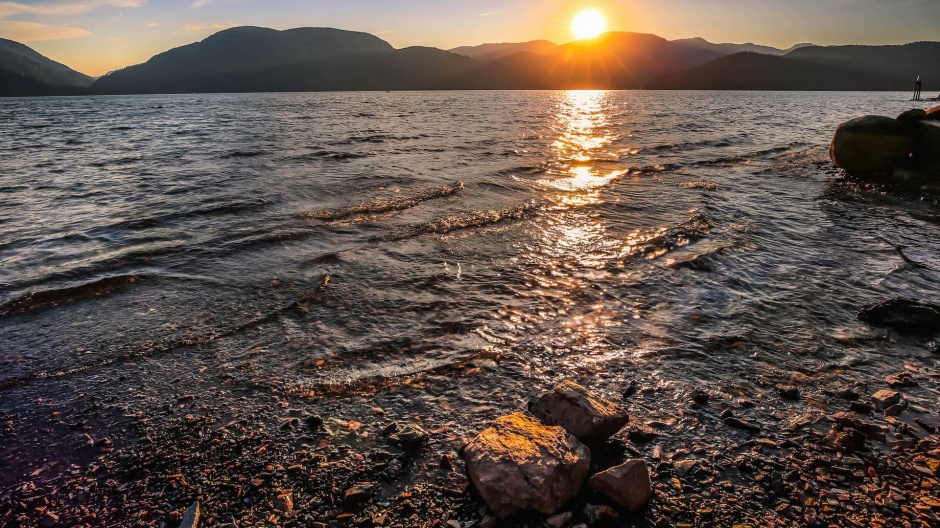 迷人的湖泊红色夕阳风景图片