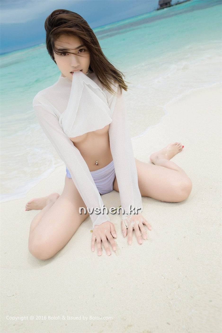 90后美女模特许诺海边性感写真图片
