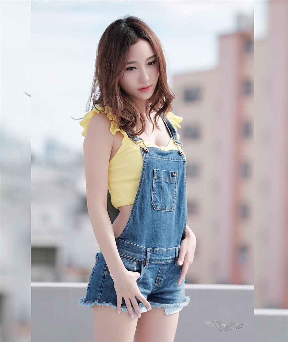 泰国养眼气质美女海滩清凉可爱写真