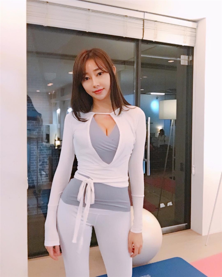 韩国瑜伽女神朴智英私房图片