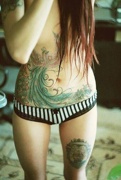 彩色时尚女生个性腰部纹身