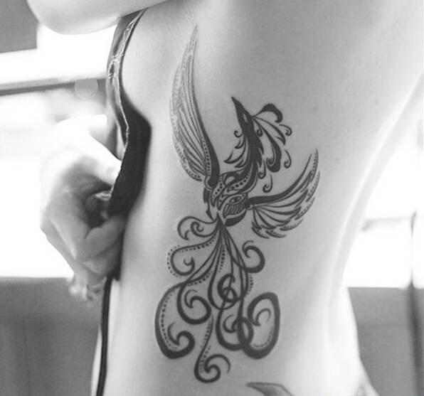 复古经典女生腰部图腾纹身图案