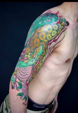 色彩明艳的手臂麒麟纹身图案