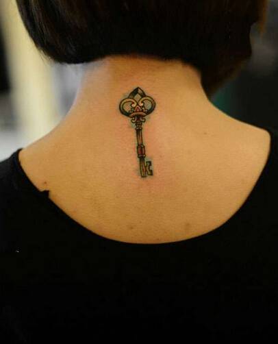 小巧精致的女生后颈部钥匙纹身