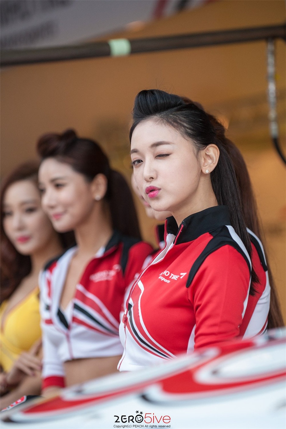 韩国可爱美女文架景户外清纯照片