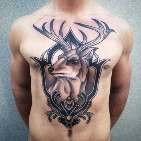 艺术精致的男生胸部麋鹿纹身图案