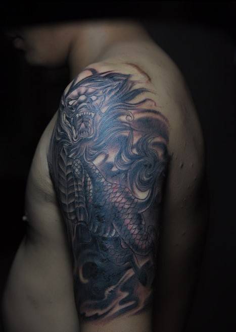 精雕细致的手臂麒麟刺青纹身图案