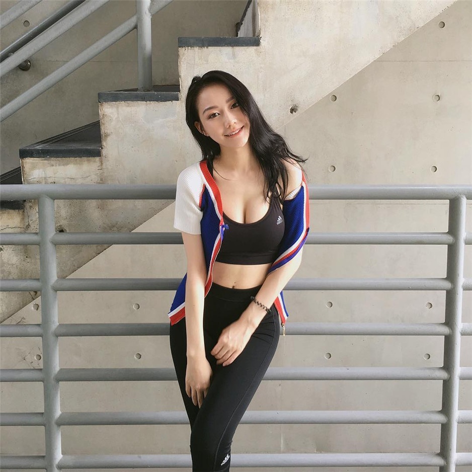 台湾女神Cliarlilhan韩韩迷人图片欣赏