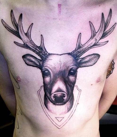 艺术精致的男生胸部麋鹿纹身图案