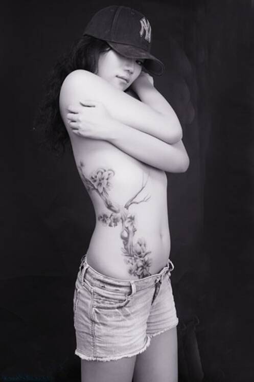 性感亚裔美女彩绘纹身图片赏析