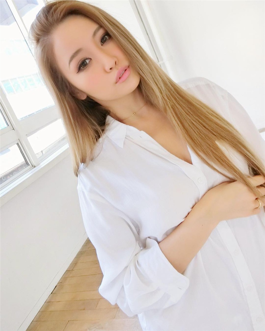 日本性感辣妹渡边加苗私房照大秀傲人身材