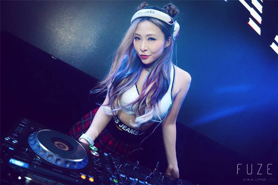 马来西亚妹子DJ AlexisG性感自拍生活照