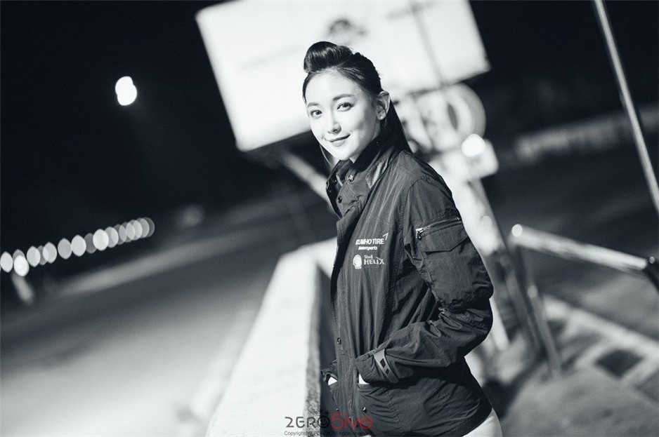 韩国可爱美女文架景户外清纯照片