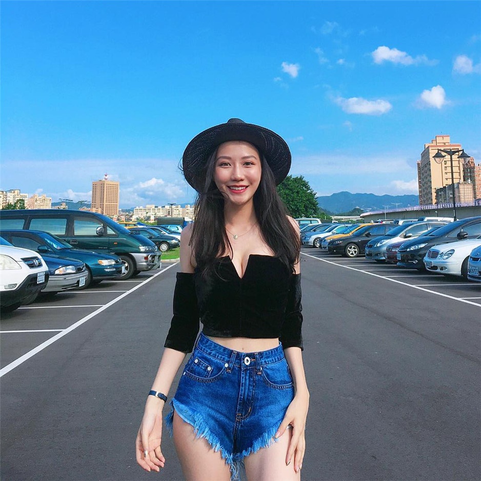 台湾女神Cliarlilhan韩韩迷人图片欣赏