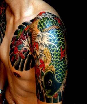 漂亮的彩绘鲤鱼半甲纹身图案