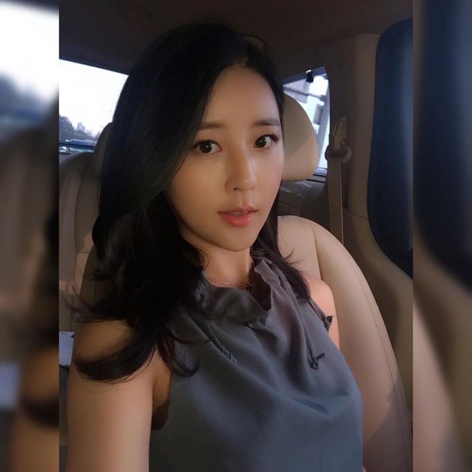 御姐型美女黄雅英优雅气质私拍照