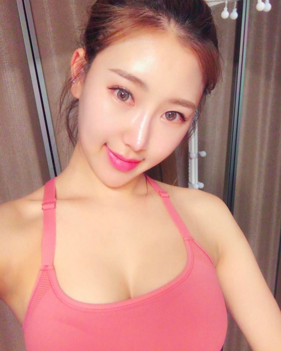 韩国美女模特金亚凛性感美照