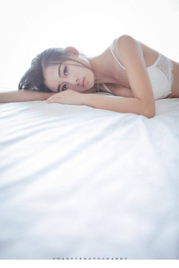 美眉白色内衣超大胆人体艺术照