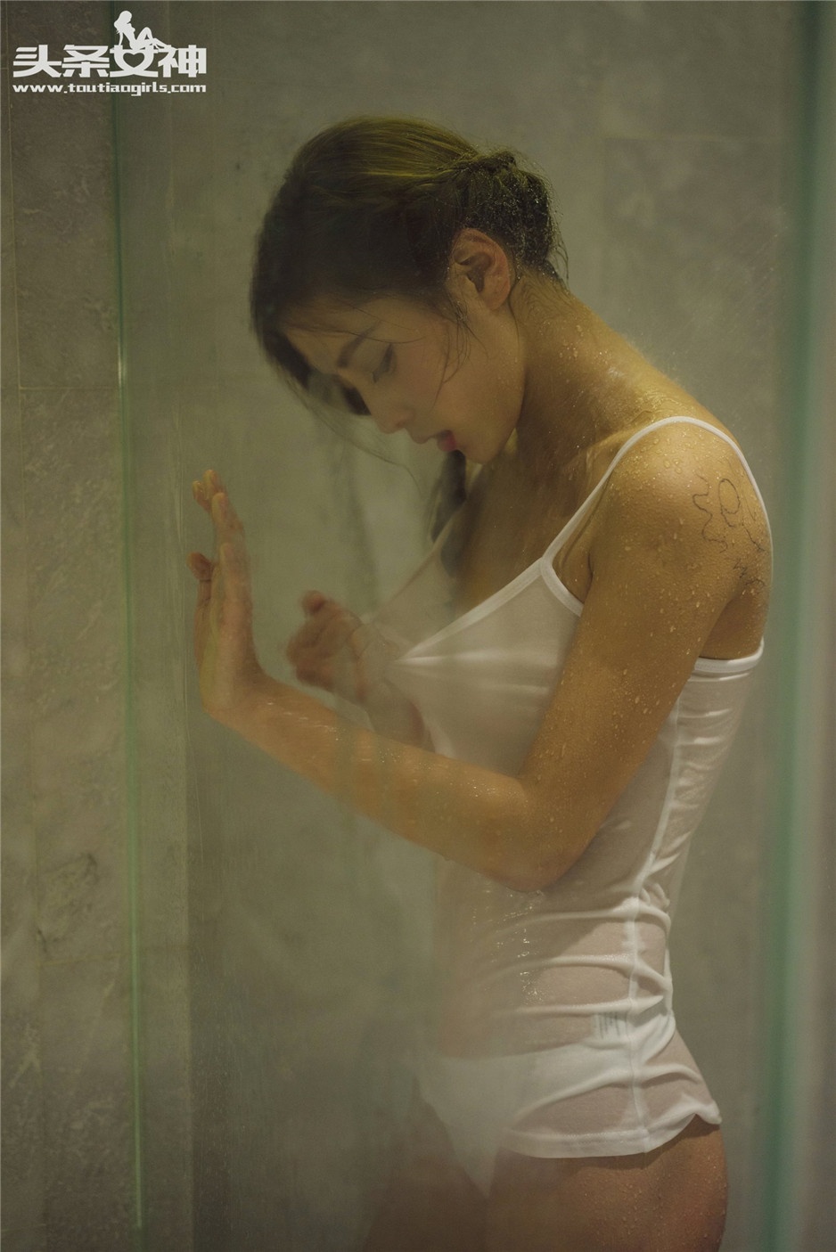 纹身美女朵朵浴室湿身性感人体图片
