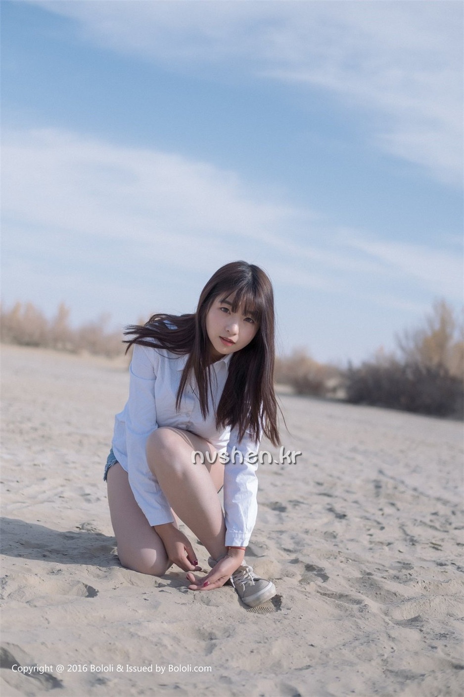 清纯系美女周闻沙漠摄影写真图片