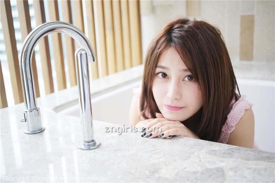 裹浴巾美女许诺Sabrina性感写真