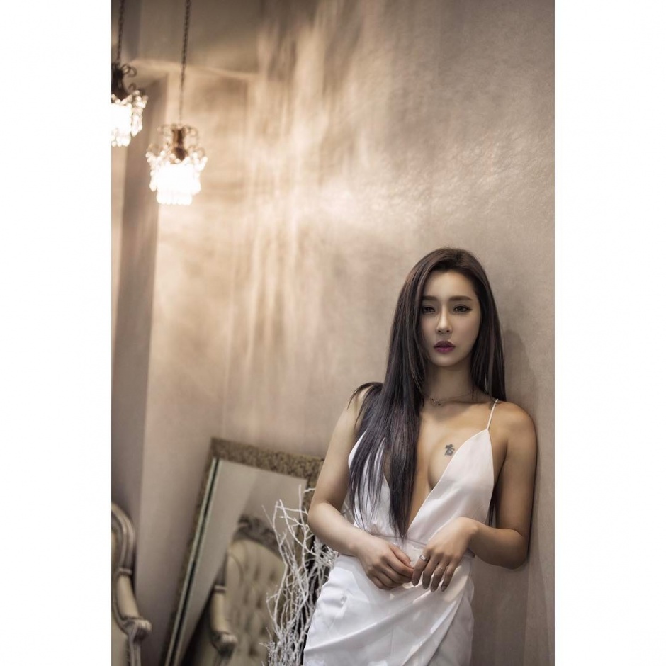 韩国美女模特李智娜性感养眼写真