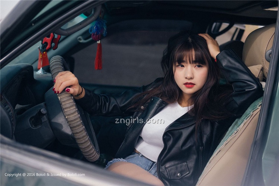 美女嫩模周闻沙漠机车写真身材丰满诱人