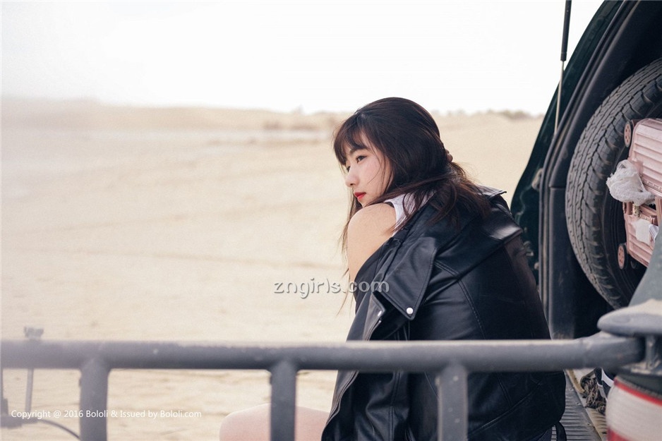 美女嫩模周闻沙漠机车写真身材丰满诱人