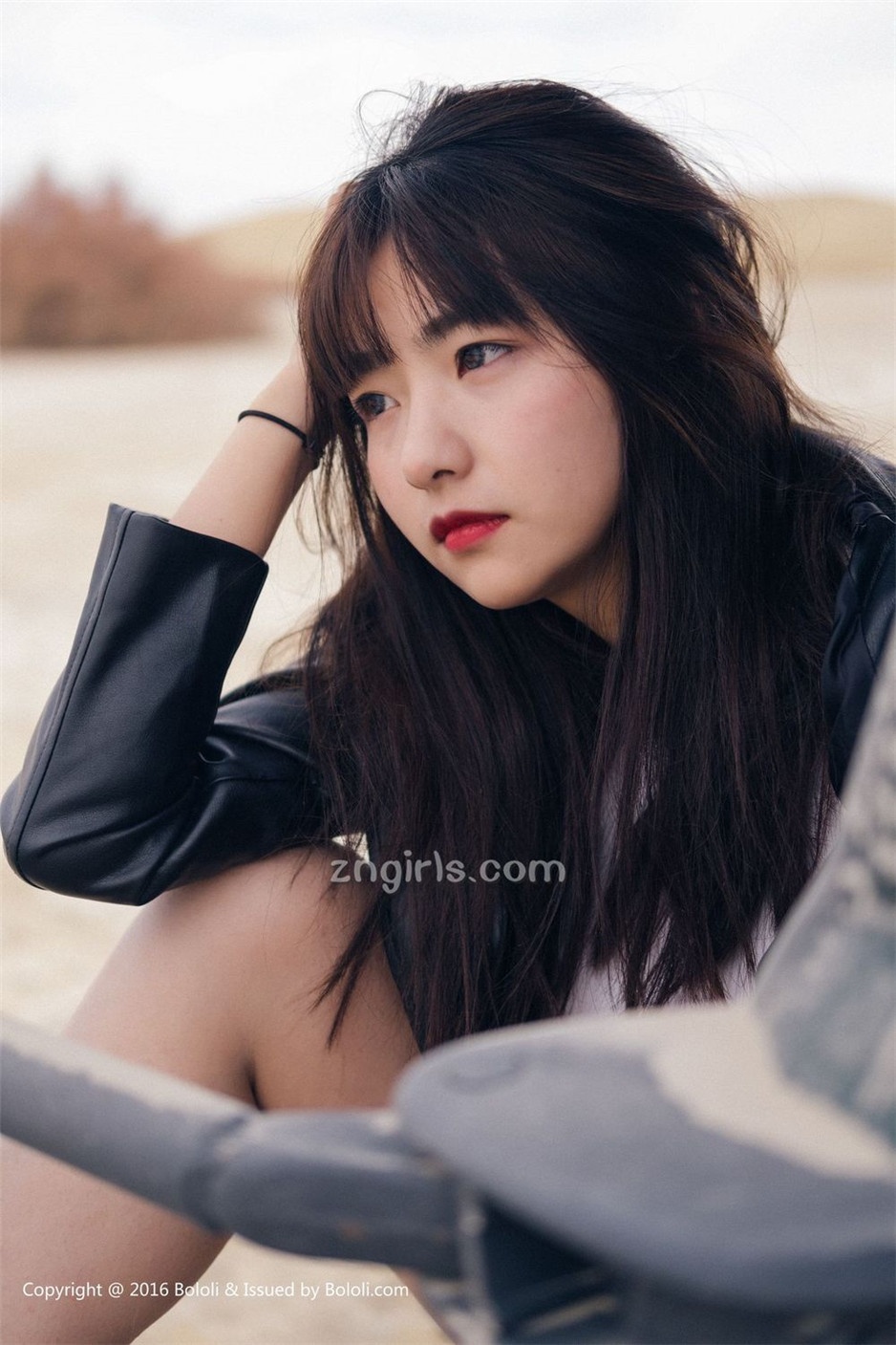 美女嫩模周闻沙漠机车写真身材丰满诱人