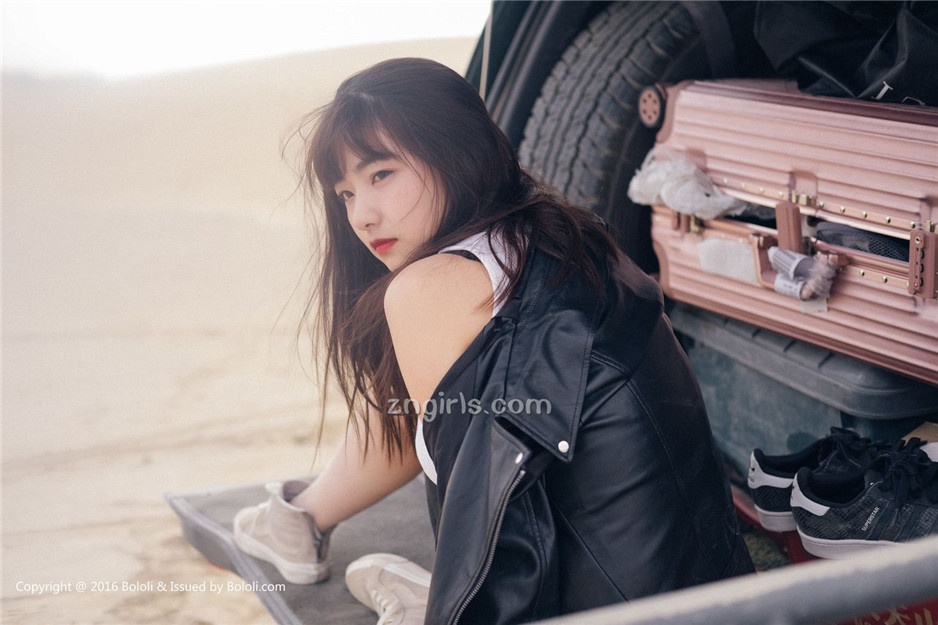 美女嫩模周闻沙漠机车写真身材丰满诱人