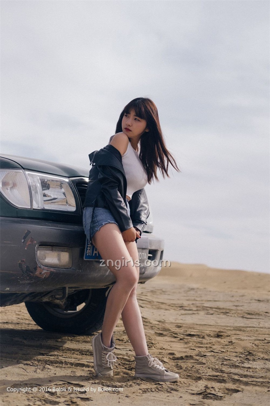 美女嫩模周闻沙漠机车写真身材丰满诱人