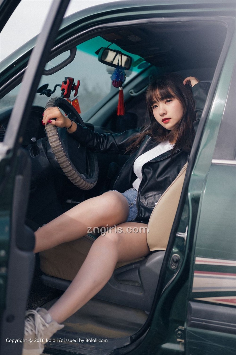 美女嫩模周闻沙漠机车写真身材丰满诱人