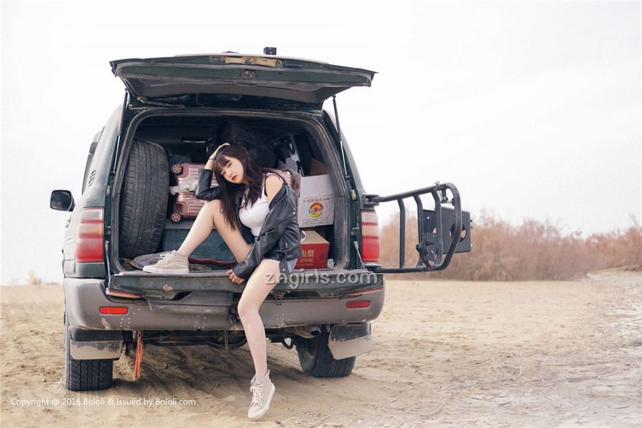 美女嫩模周闻沙漠机车写真身材丰满诱人
