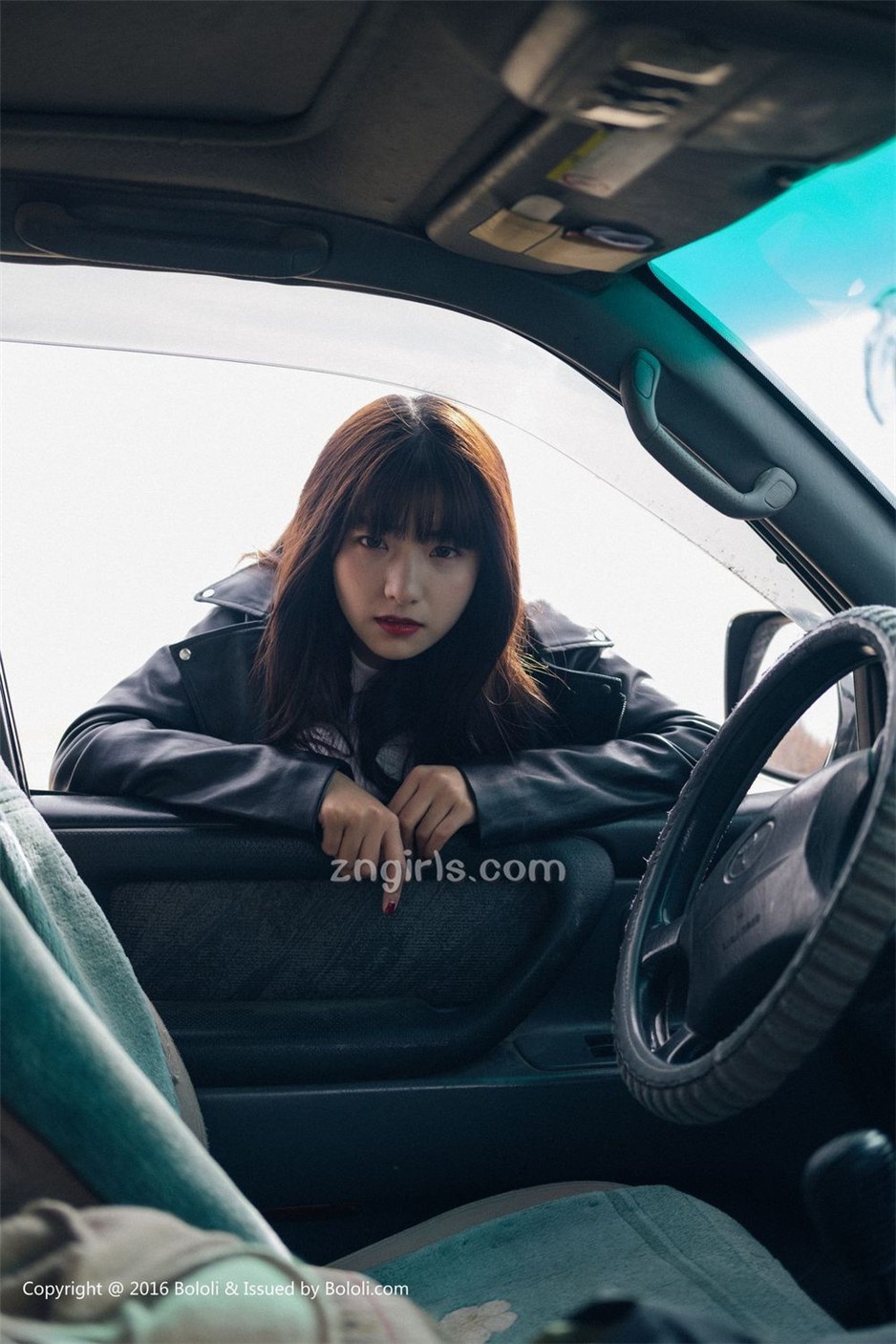 美女嫩模周闻沙漠机车写真身材丰满诱人