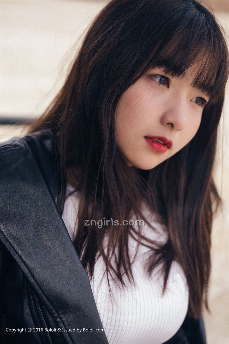 美女嫩模周闻沙漠机车写真身材丰满诱人