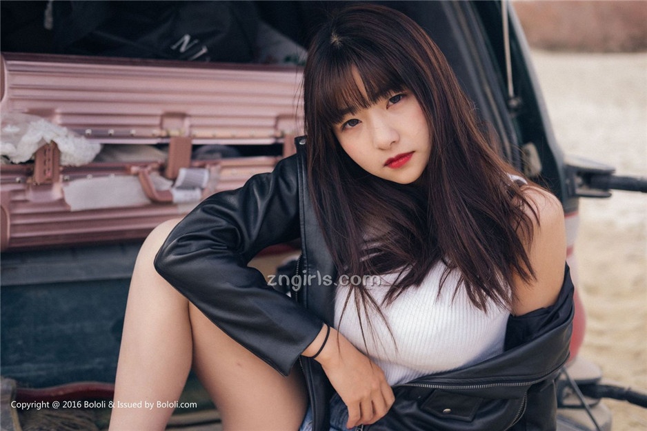 美女嫩模周闻沙漠机车写真身材丰满诱人