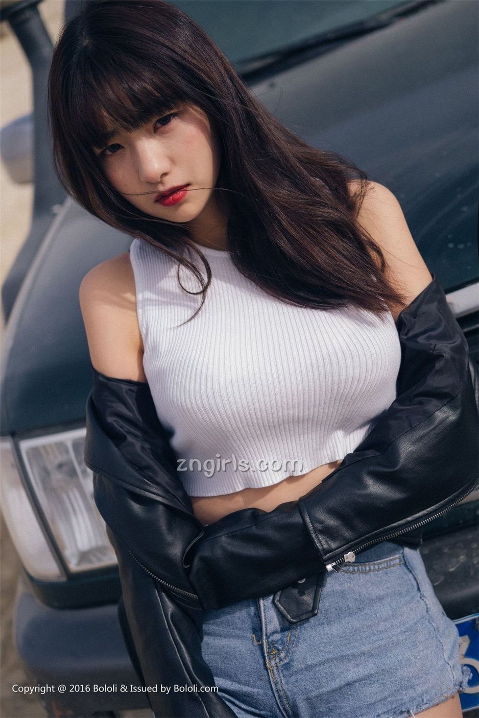 美女嫩模周闻沙漠机车写真身材丰满诱人