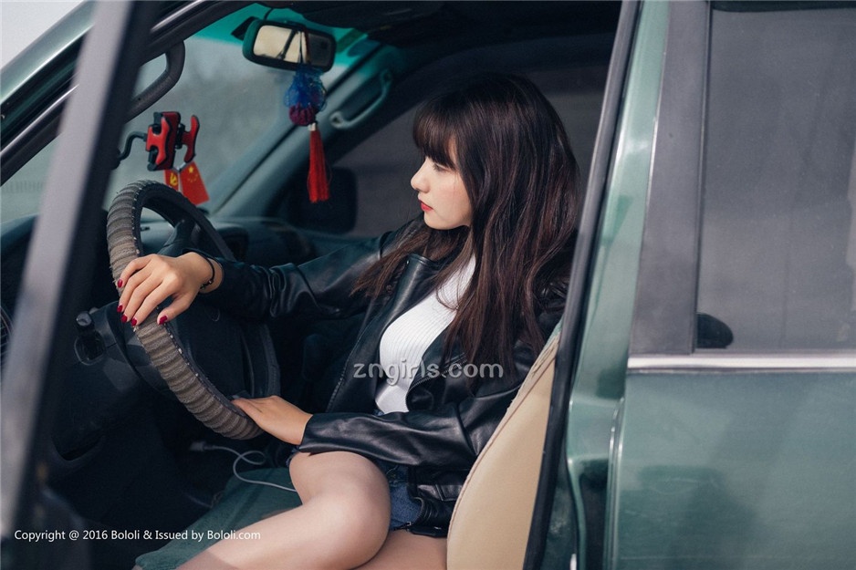 美女嫩模周闻沙漠机车写真身材丰满诱人