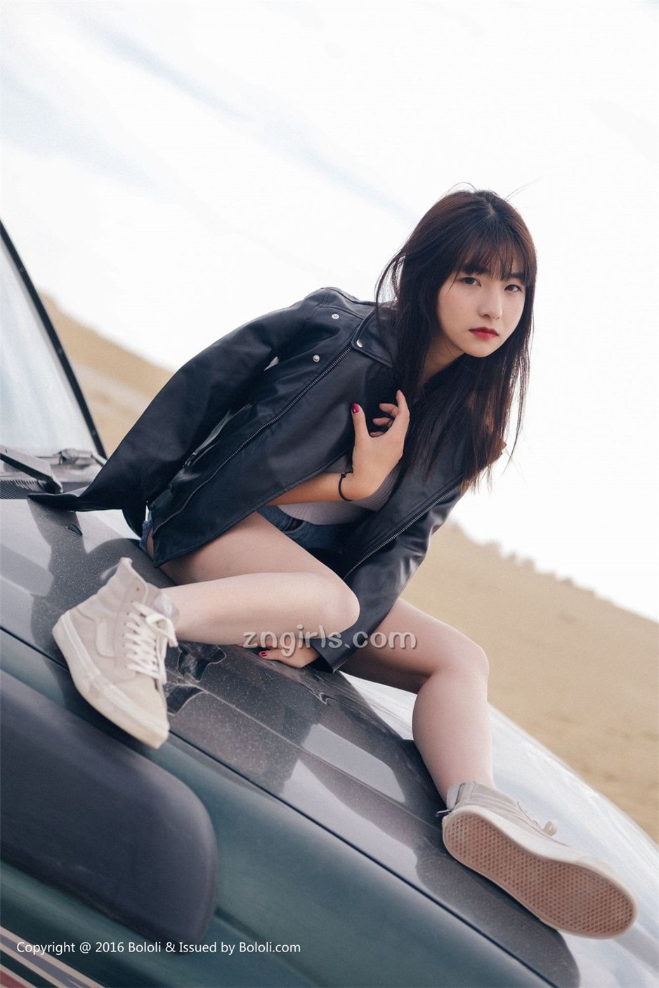 美女嫩模周闻沙漠机车写真身材丰满诱人