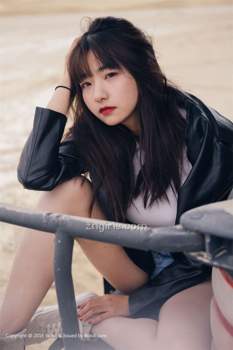 美女嫩模周闻沙漠机车写真身材丰满诱人