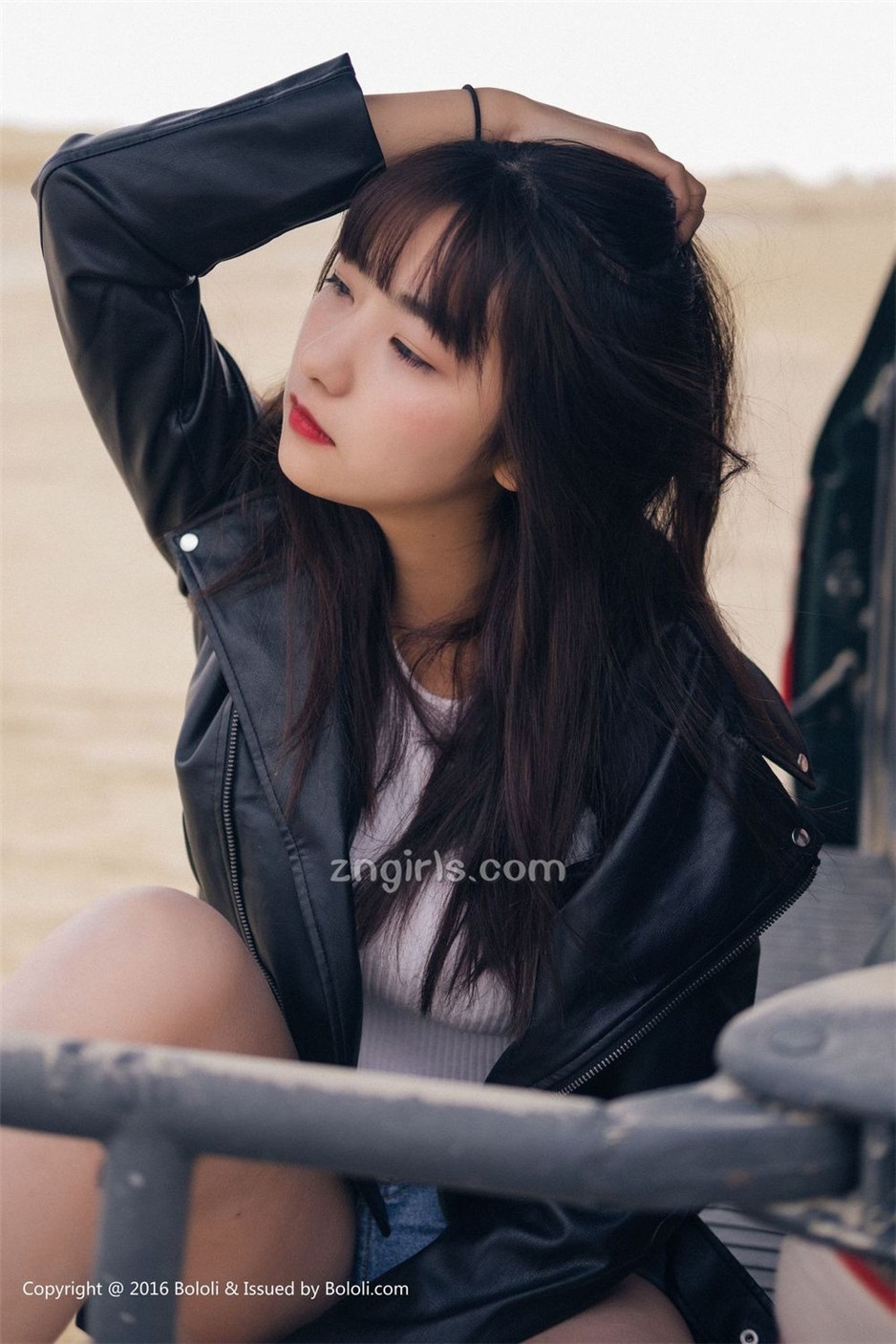 美女嫩模周闻沙漠机车写真身材丰满诱人