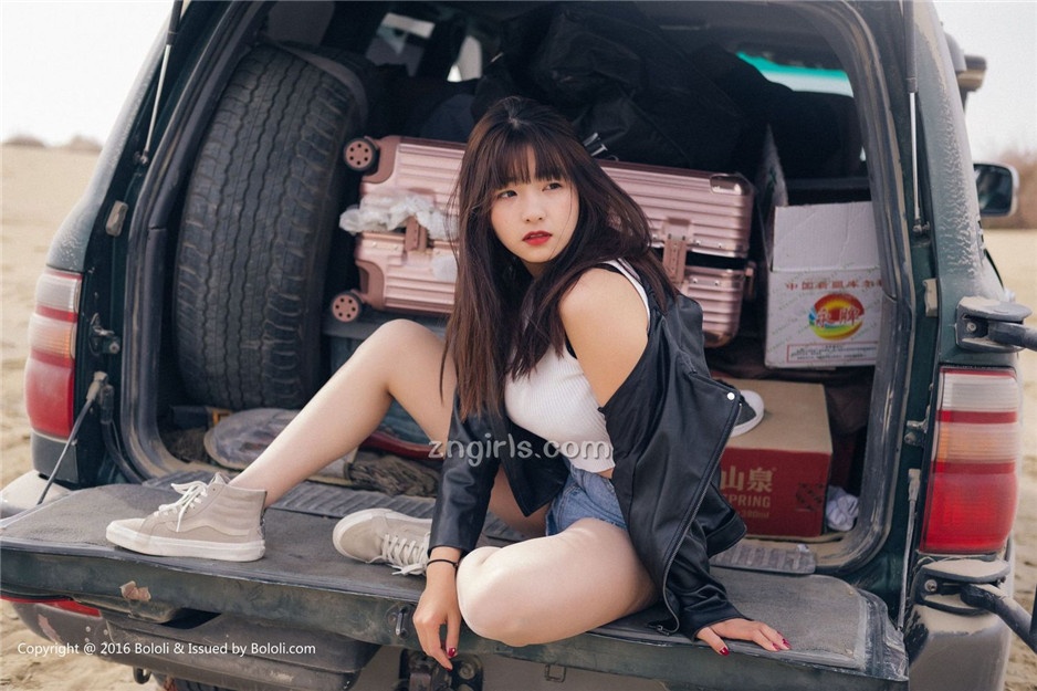 美女嫩模周闻沙漠机车写真身材丰满诱人