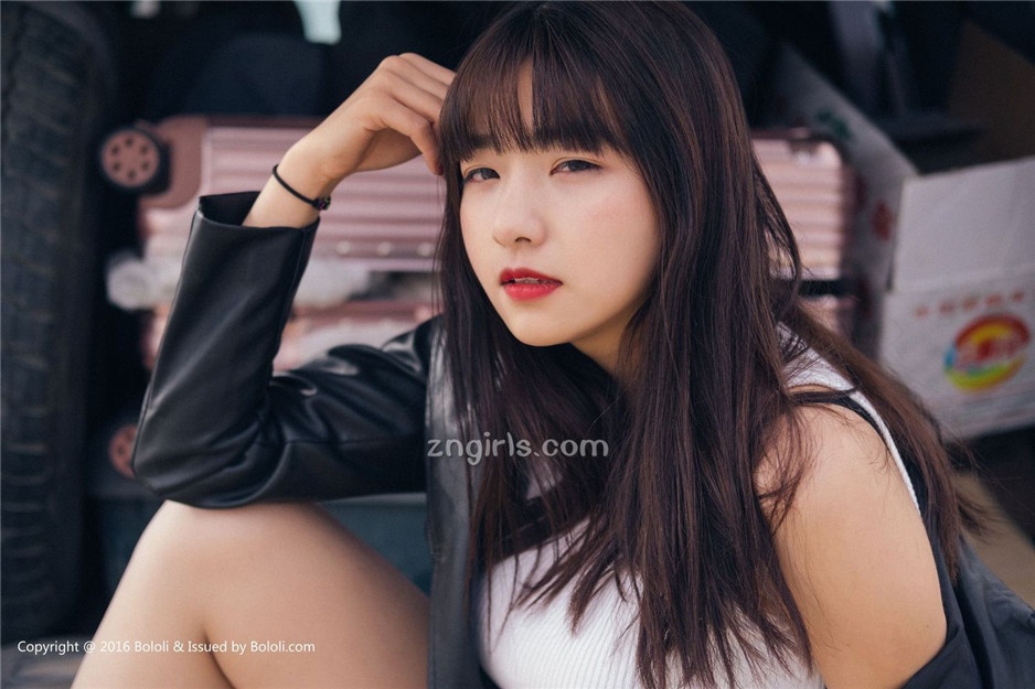 美女嫩模周闻沙漠机车写真身材丰满诱人