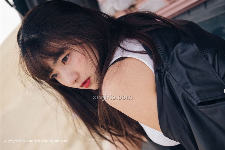 美女嫩模周闻沙漠机车写真身材丰满诱人