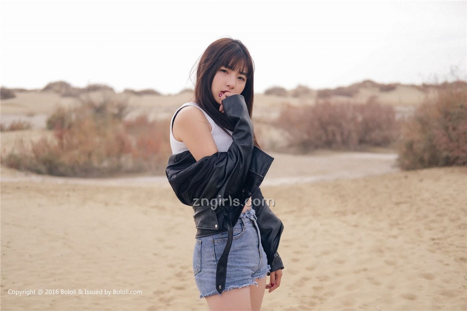 美女嫩模周闻沙漠机车写真身材丰满诱人