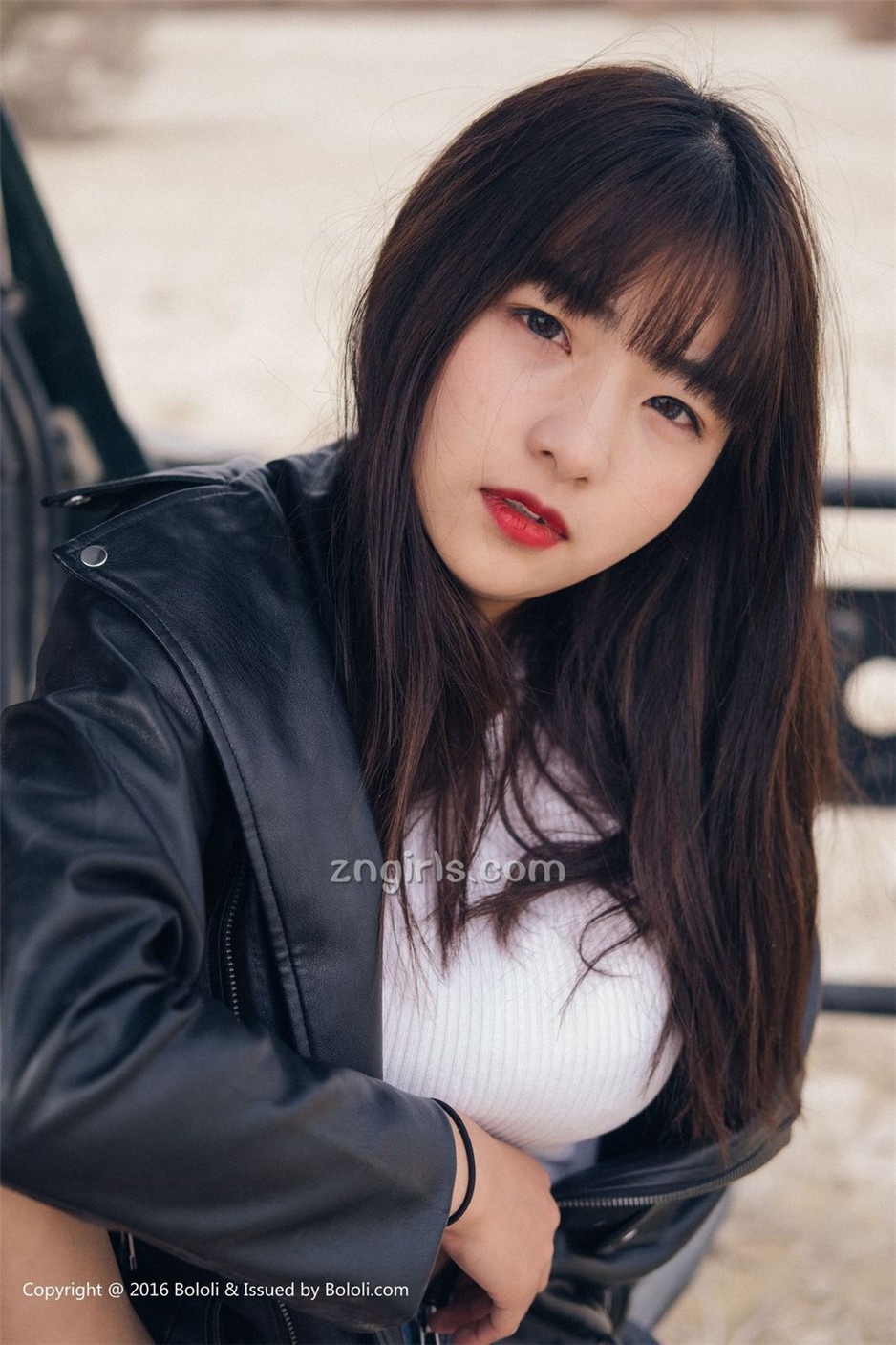 美女嫩模周闻沙漠机车写真身材丰满诱人