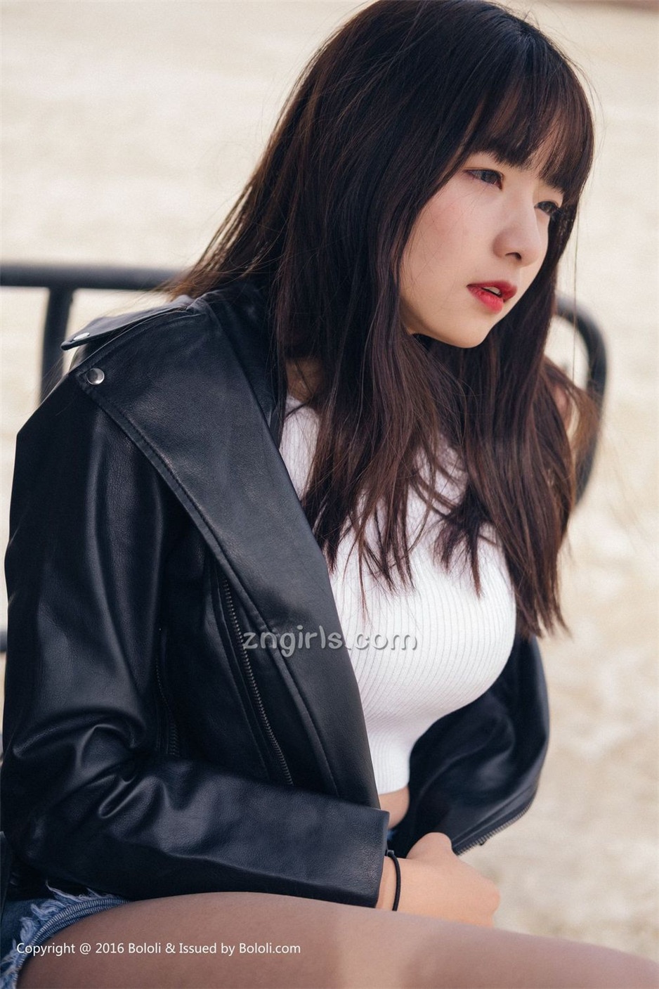 美女嫩模周闻沙漠机车写真身材丰满诱人