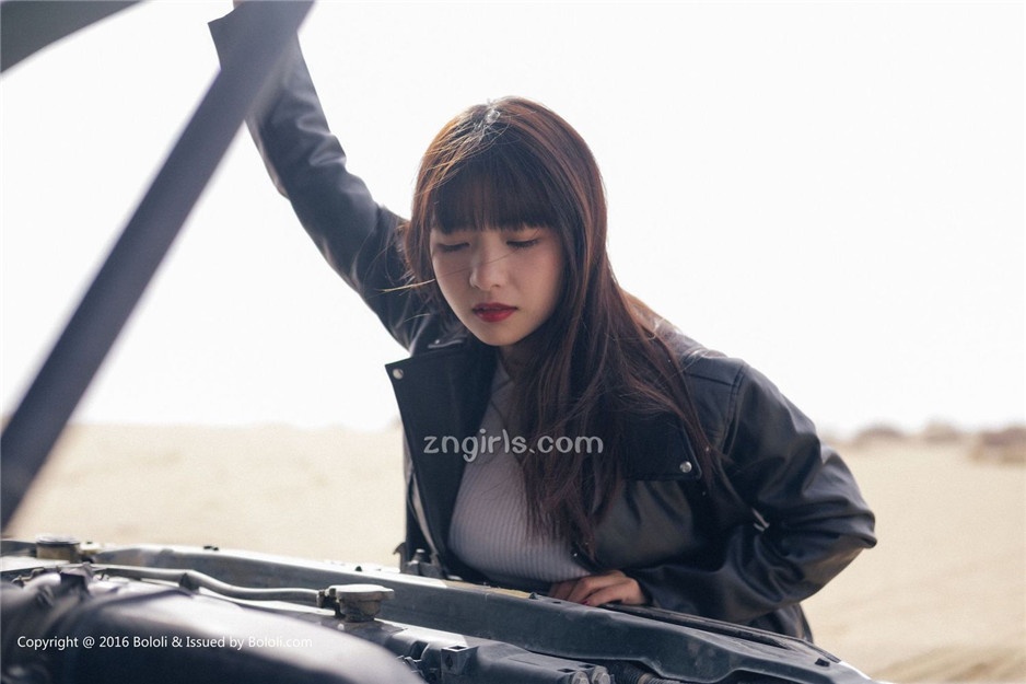 美女嫩模周闻沙漠机车写真身材丰满诱人