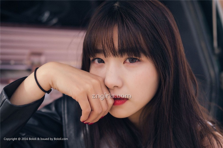 美女嫩模周闻沙漠机车写真身材丰满诱人