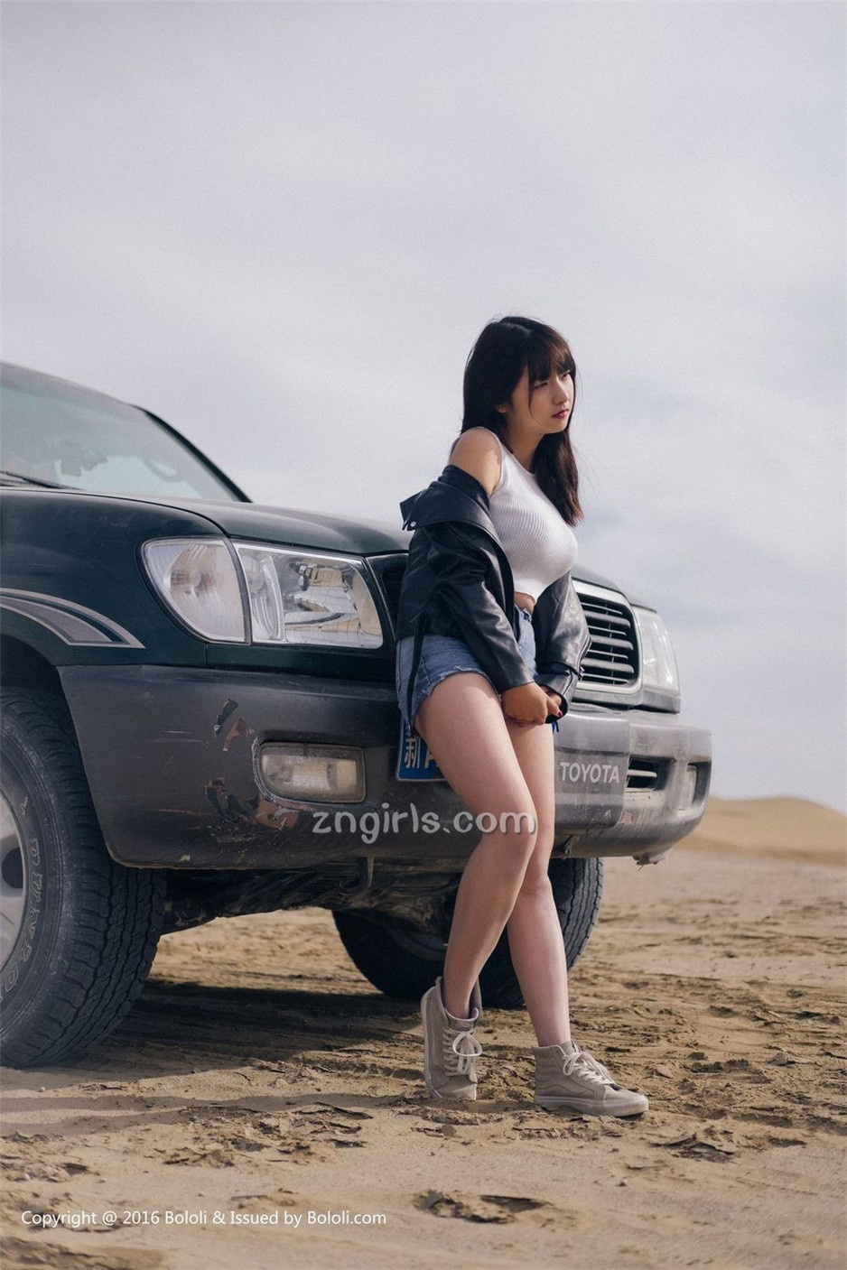 美女嫩模周闻沙漠机车写真身材丰满诱人